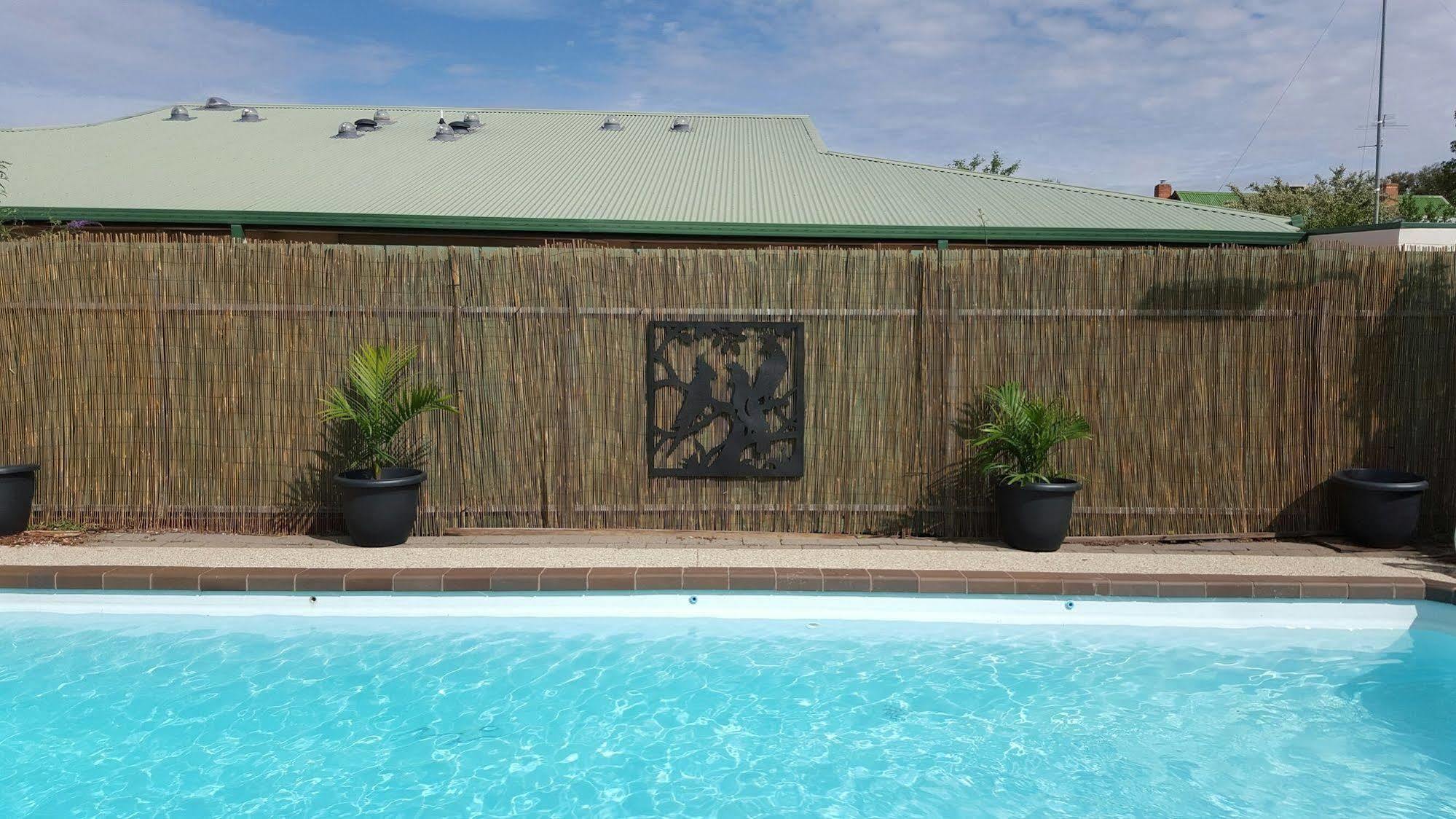 Smerdon Lodge Motel Horsham Exterior photo
